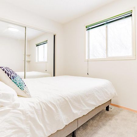 Main Floor Suite, 3 Bdr, 4Bd Spacious And Cozy YYC المظهر الخارجي الصورة